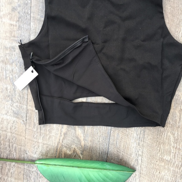 LOVERS + FRIENDS  CUTOUT CROP TOP - Picture 5 of 6